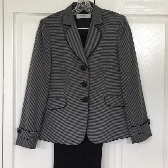 Tahari Jackets & Blazers - Tahari misses pantsuit, size 8, black & white